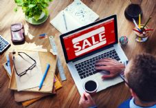 Sale online laptop shutterstock_243530224 725 x 500