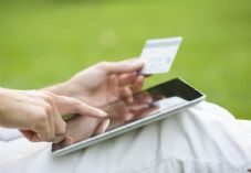 Laptop - garden - shutterstock_157422446 725 x 500