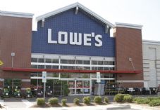 Lowe's storefront - carpark 725 x 500