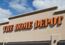The Home Depot sign angled shutterstock_ThreeRivers11 200872910 725 x 500