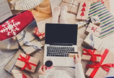 Prostock-Studio Christmas shopping laptop online iStock-624893634