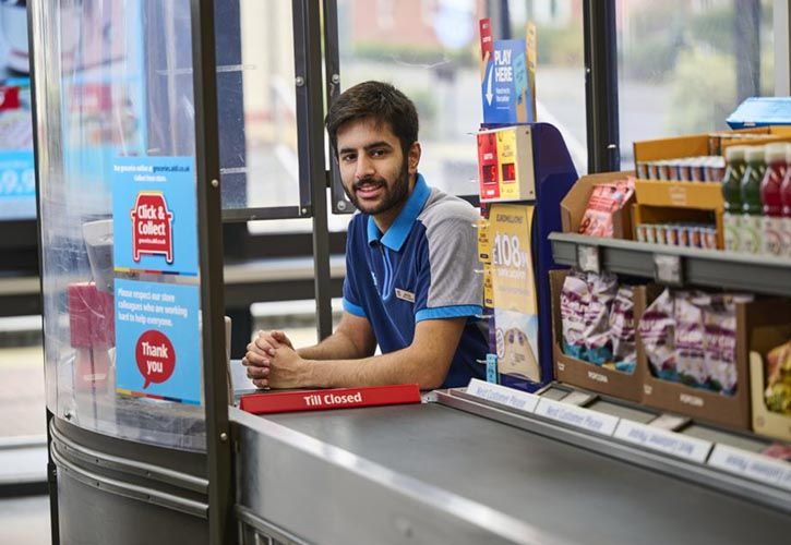 Aldi-colleague-3-920x680