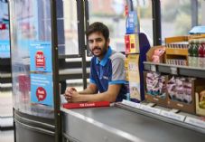 Aldi-colleague-3-920x680