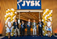 Franchise Director in JYSK Frederik Kroun in the middle cutting the ribbon