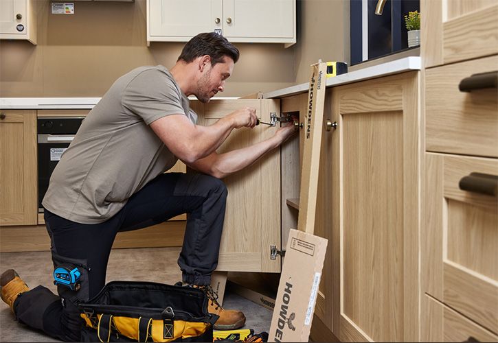 Howdens kitchen fitting