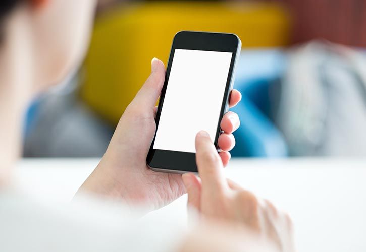 Mobile phone - bloomicon - adobe stock 725 x 500