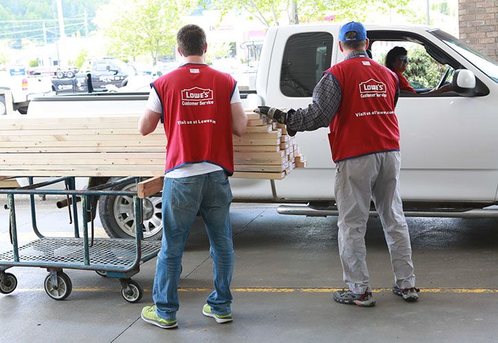 Lowe's staff loading a truck 725 x500.jpg