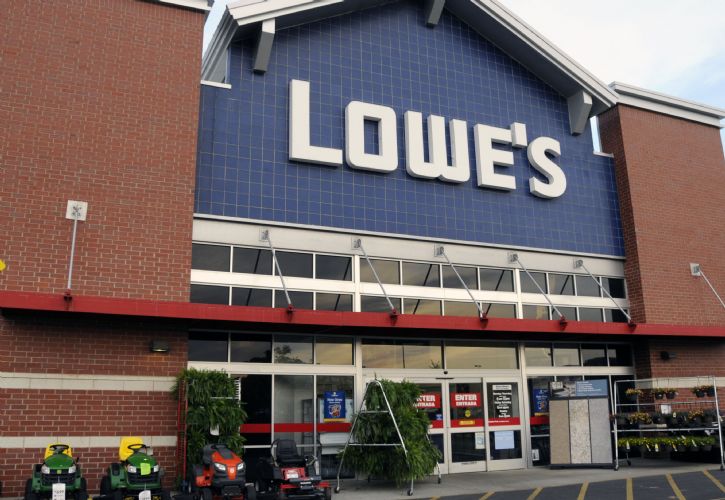 Lowe's storefront - lawnmowers - 725 x 500