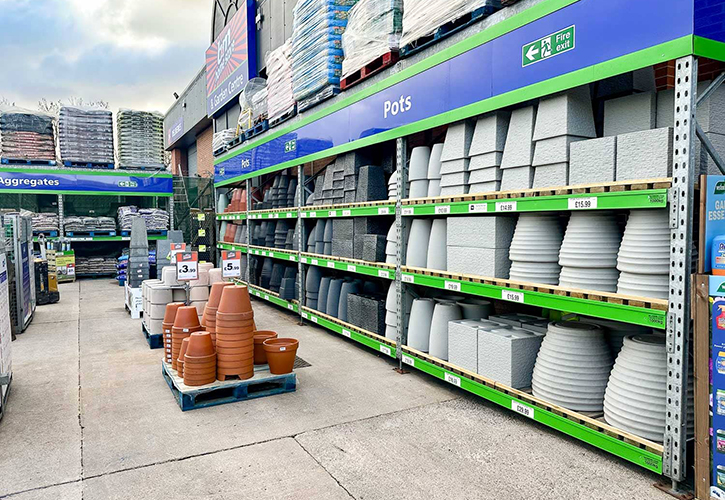 /live/news/wysiwyg/578 bmstores llandudno garden centre pots.jpg