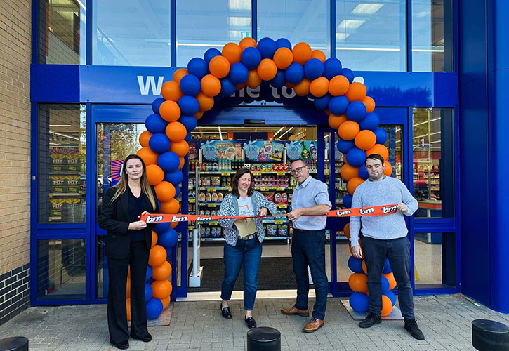 /live/news/wysiwyg/921 bmstores stamford opening.jpg