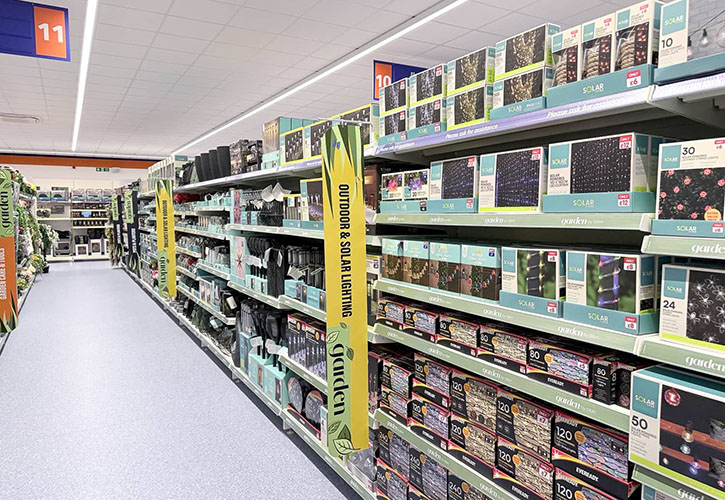 /live/news/wysiwyg/926 BM Stores Fort William solar lights.jpg