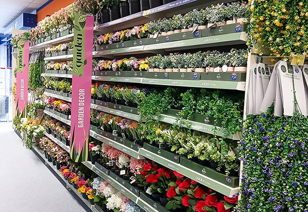 /live/news/wysiwyg/927 BM Stores Diss faux plant display 600.jpg
