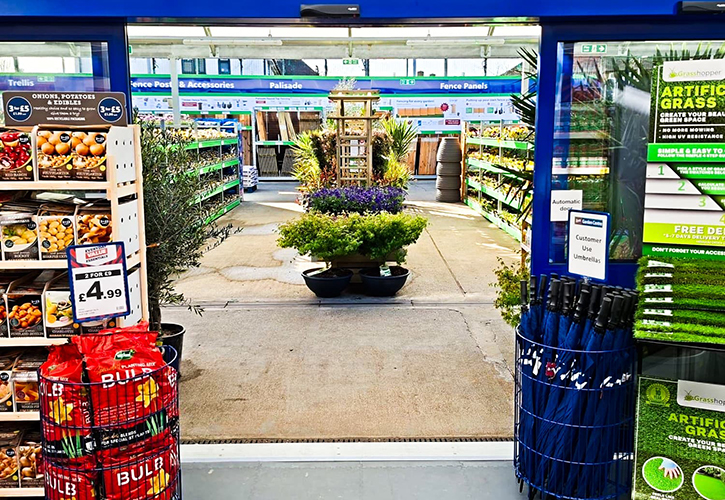 /live/news/wysiwyg/935 bmstores waltham cross garden centre entrance.jpg
