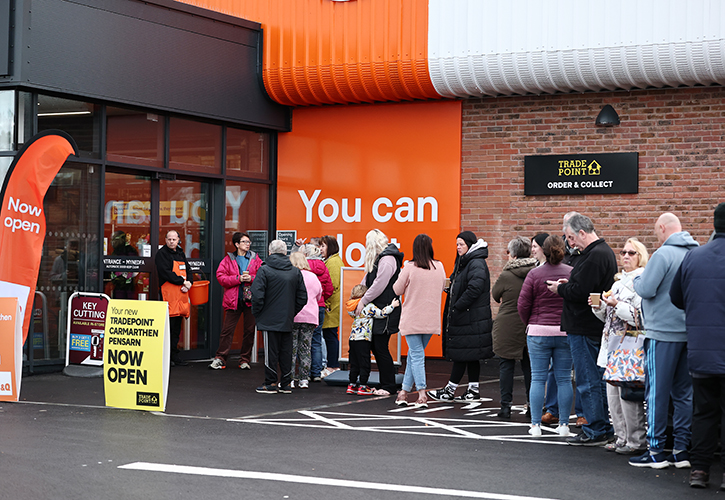 /live/news/wysiwyg/BQ Carmarthen queue.jpg