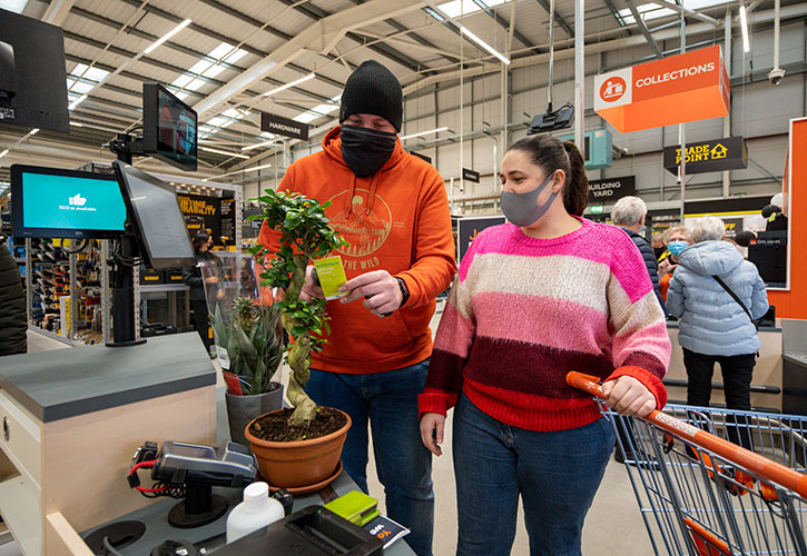 /live/news/wysiwyg/BandQ Livingston Customers.jpg