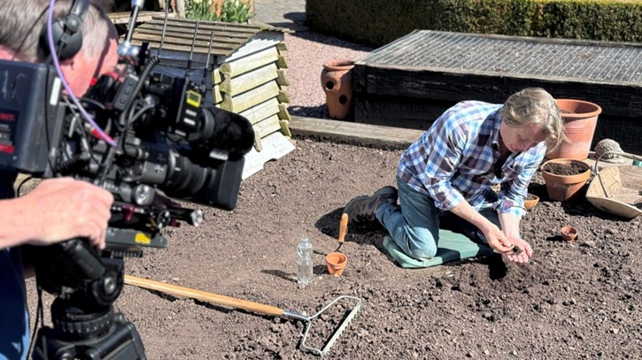 /live/news/wysiwyg/Blue Diamond You Tube gardening 2.jpg
