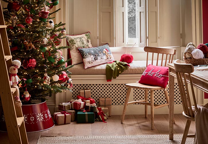 /live/news/wysiwyg/Dobbies Holly and Ivy window seat.jpg