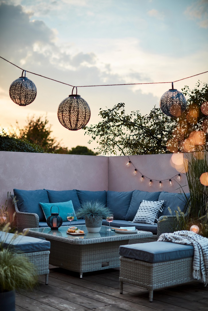 /live/news/wysiwyg/Dobbies Slow Living Chester sofa 1999 Fiesta Dhadit cushions Dhadit throw.jpg