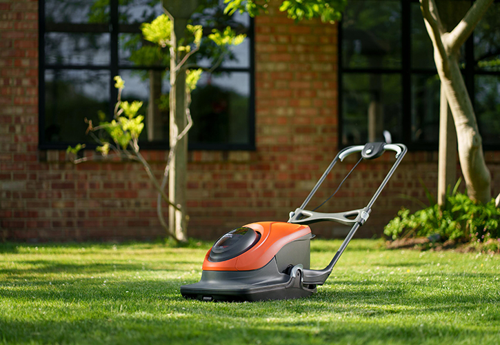 /live/news/wysiwyg/Flymo EasiHover mower 2.jpg