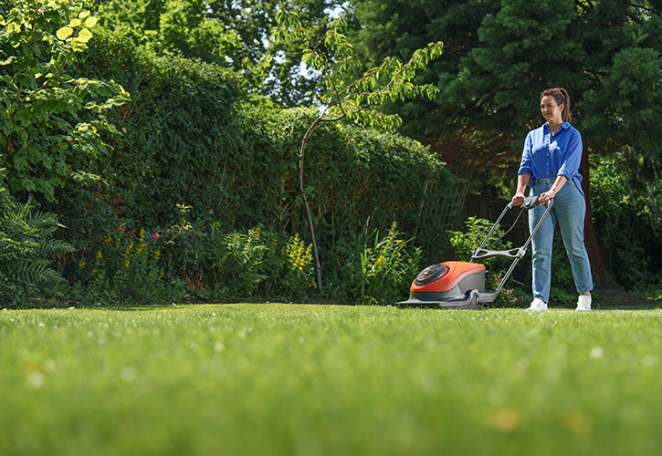 /live/news/wysiwyg/Flymo EasiHover mower 3.jpg