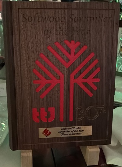 /live/news/wysiwyg/Glennon Brothers Sotfwood Sawmiller of the Year award 400.jpg