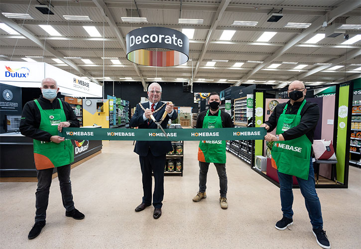 /live/news/wysiwyg/Homebase Cheltenham Ribbon cutting - mayor.jpg