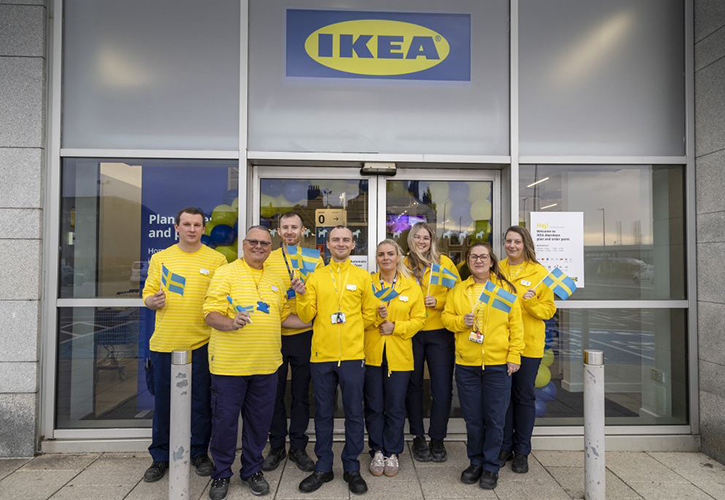 /live/news/wysiwyg/IKEA coworkers at entrance to new store.jpg