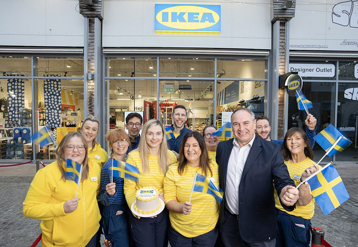 /live/news/wysiwyg/IKEA coworkers outside Banbridge popup store.jpg