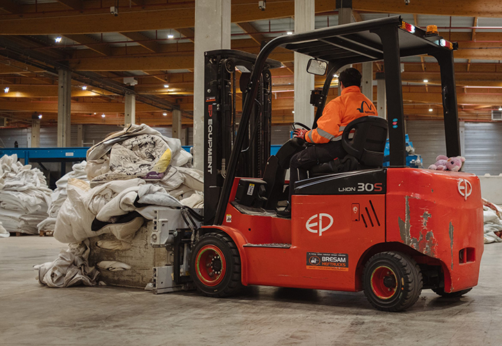 /live/news/wysiwyg/RetourMat mattresses and forklift.jpg