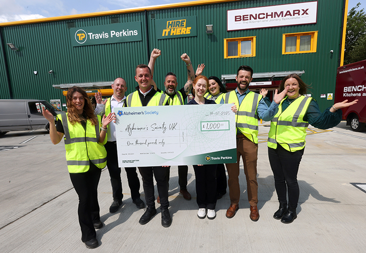 /live/news/wysiwyg/SSP Travis Perkins Opening Salford cheque.JPG