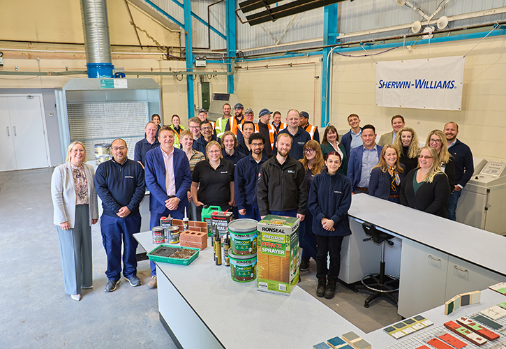 /live/news/wysiwyg/Sherwin Williams Ribbon Cutting June2513 BOX.jpg