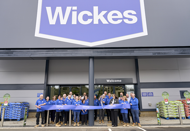 /live/news/wysiwyg/Wickes Store Opening Dunfermline staff.jpg